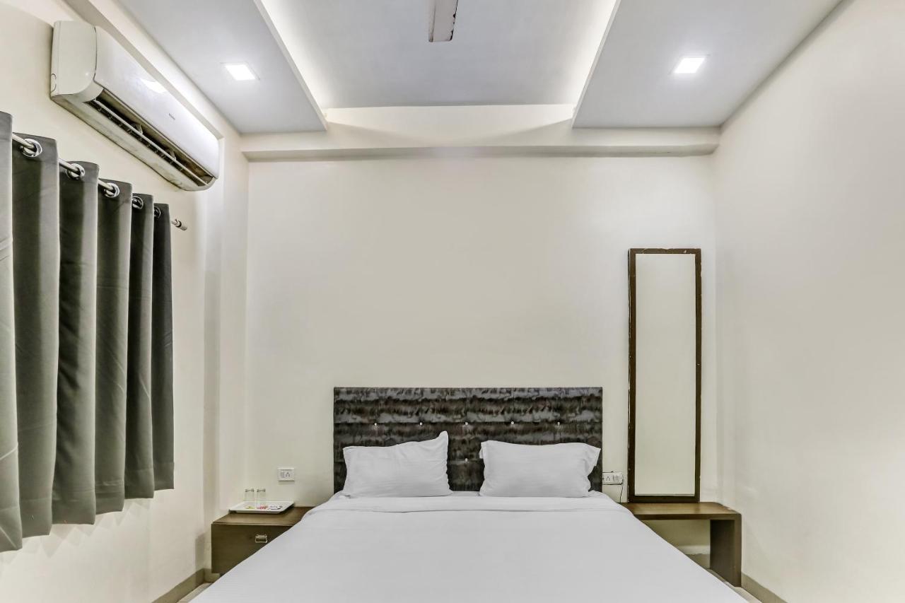 Capital O Ind699 Royal Hotel